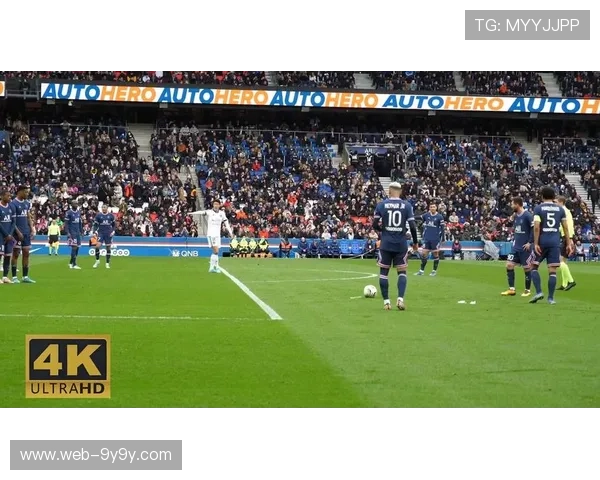 巴黎圣日耳曼训练基地开放日，数千球迷参与互动活动